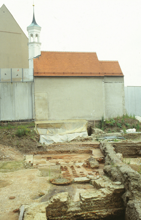 Äußeres Pfaffengässchen (1993). Reste der Fußbodenheizung eine römischen Großbaus, vielleicht einer Therme. Im Hintergrund die Severinskapelle.