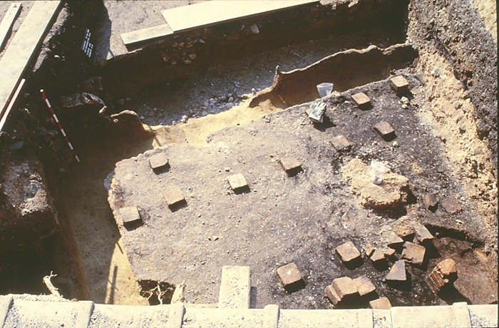 Am Pfannenstiel (1998).Estrichboden mit Hypokaustpfeilern für die römische Fußbodenheizung. Im Hintergrund Reste einer aufgehenden Zimmerwand.