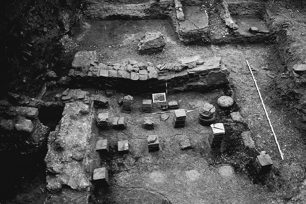 Blick auf die Fußbodenheizungsanlage eines Steingebäudes des 2./3. Jahrhunderts n. Chr. im Stephansgarten (Äußeres Pfaffengäßchen, Ausgrabung 1986/87)